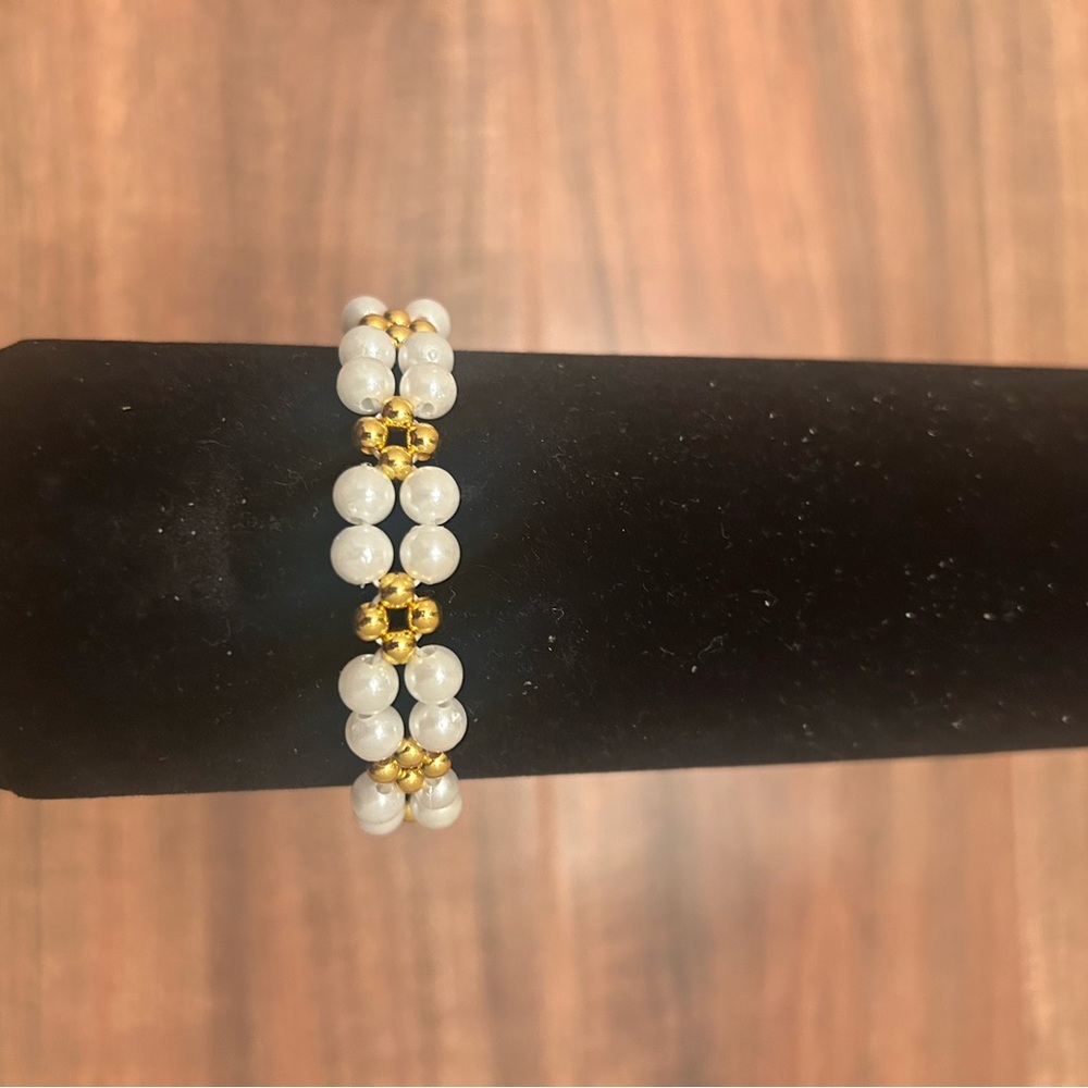 Elegant Gold and White Beaded Bracelet